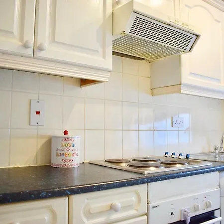2 Bedroom Terraced House Near Centre Prázdninový dům *