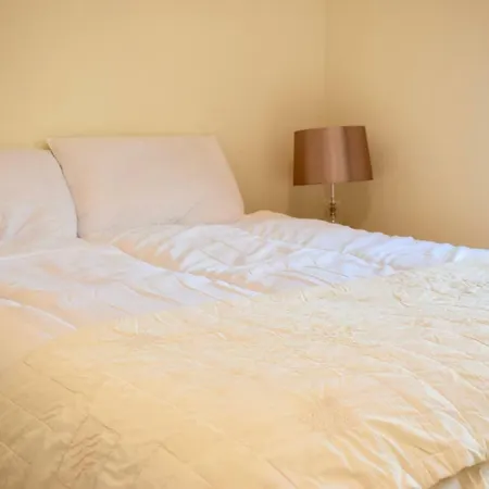 2 Bedroom Terraced House Near Centre Holiday home *
